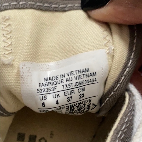 Woman’s size 6 gray converses - Picture 2 of 3